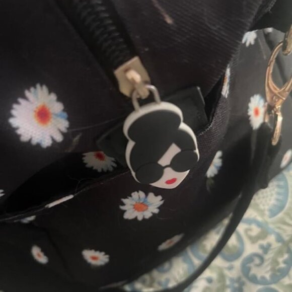 Alice & Olivia Duffle Bag and Bucket Hat EUC - Picture 5 of 5